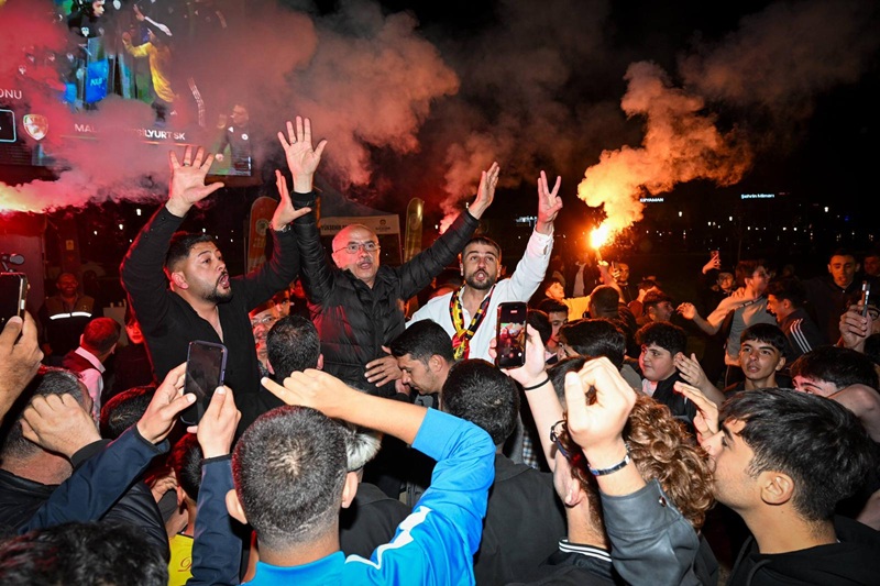 Sami Er Taraftarla Tek Yürek Oldu: Yeşilyurtspor Final Yolunda Tarih Yazdı