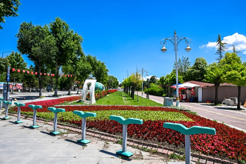 Malatya’da Parklar ve Kavşaklar Çiçeklerle Süslendi