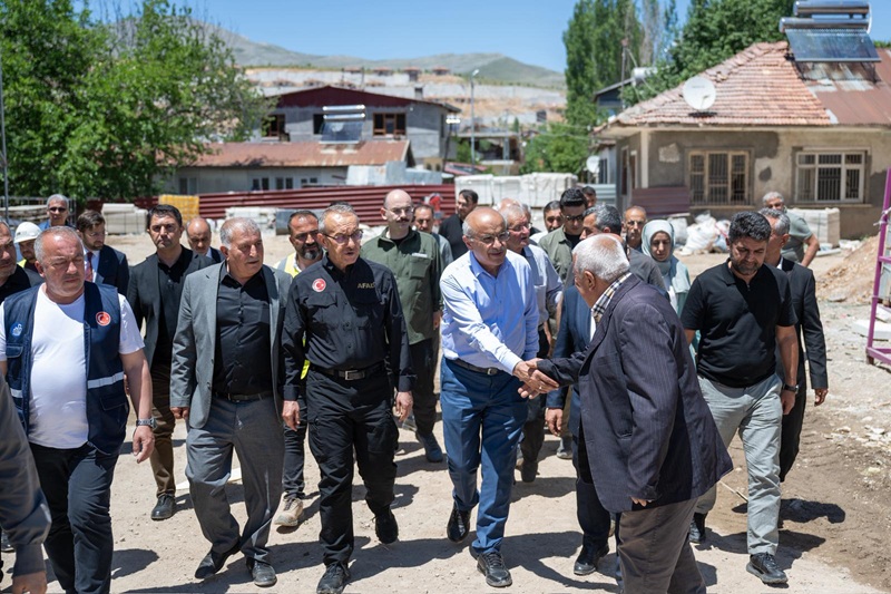 Başkan Er Doğanşehir' İlçesinde Deprem Konutlarını İnceleyip, Açılışlara Katıldı