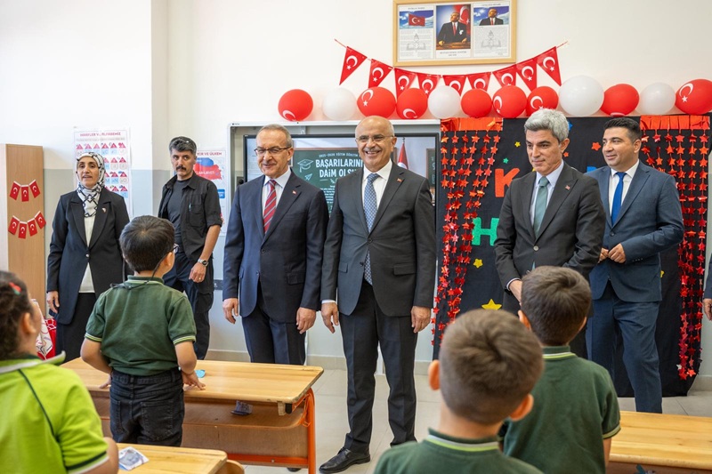 Başkan Er Öğrencilerin Karne Heyecanına Ortak Oldu