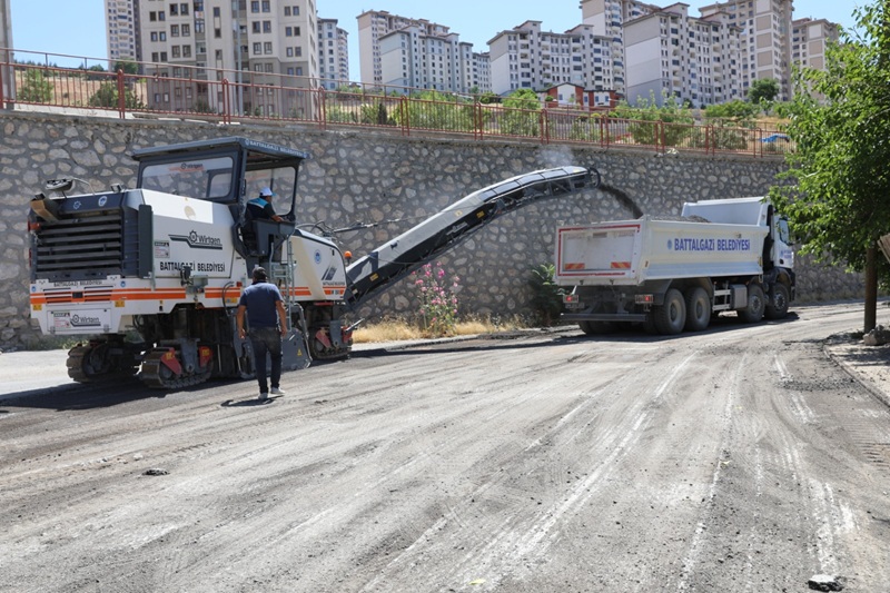 Battalgazi'de Asfalt Mesaisi Aralıksız Sürüyor