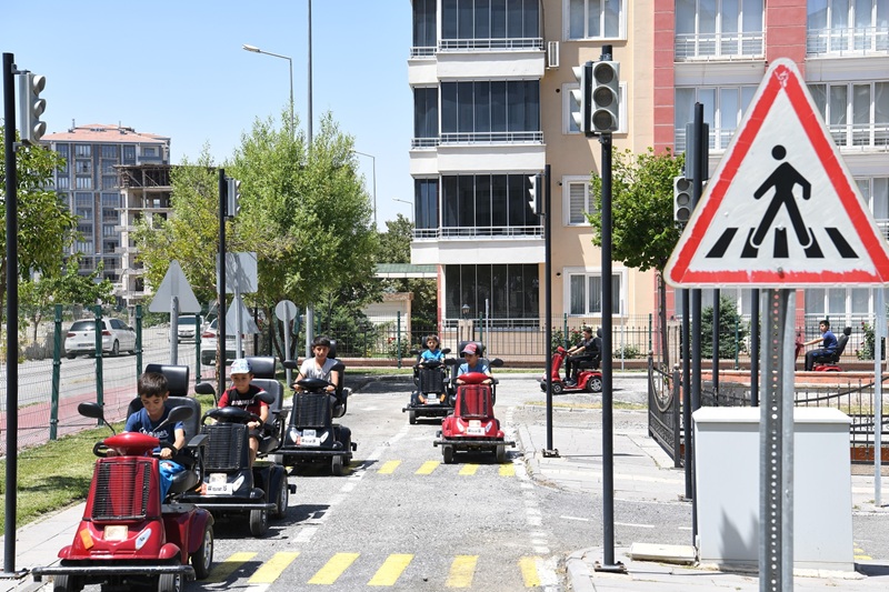 Yeşilyurt Belediyesi Trafik Eğitim Parkı'nda 6 Bin 820 Öğrenciye Uygulamalı Trafik Eğitimi