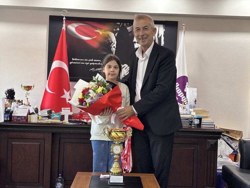 Başarılı Yüzücü Buğlem Aydın'dan Başkan Cömertoğlu’na Teşekkür Ziyareti