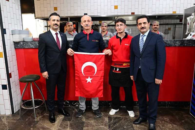 Başkan Taşkın Vatandaşlara Türk Bayrağı Hediye Etti