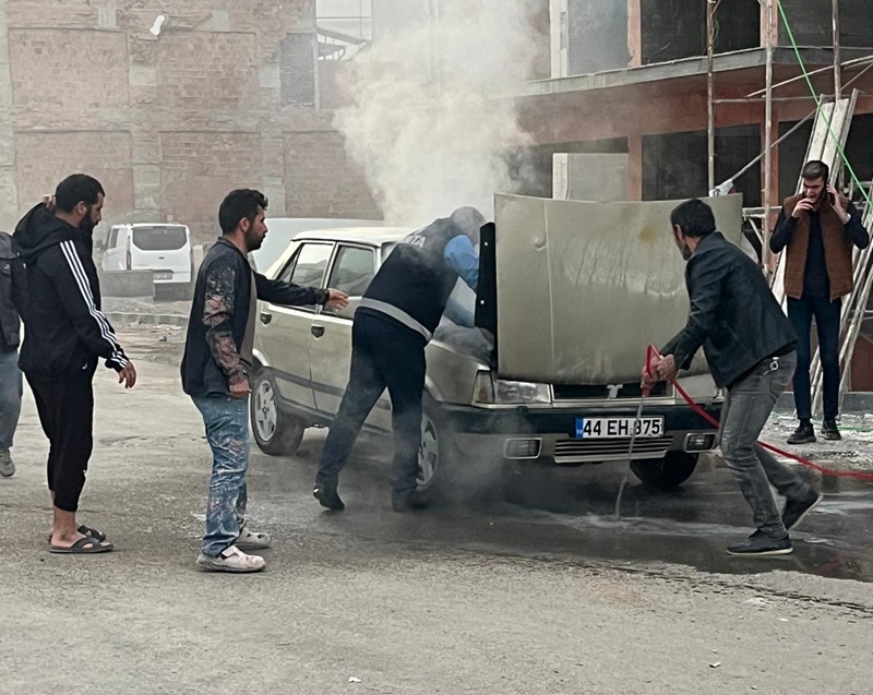 Battalgazi’de Yanan Araca Zabıta Ekipleri Müdahale Etti